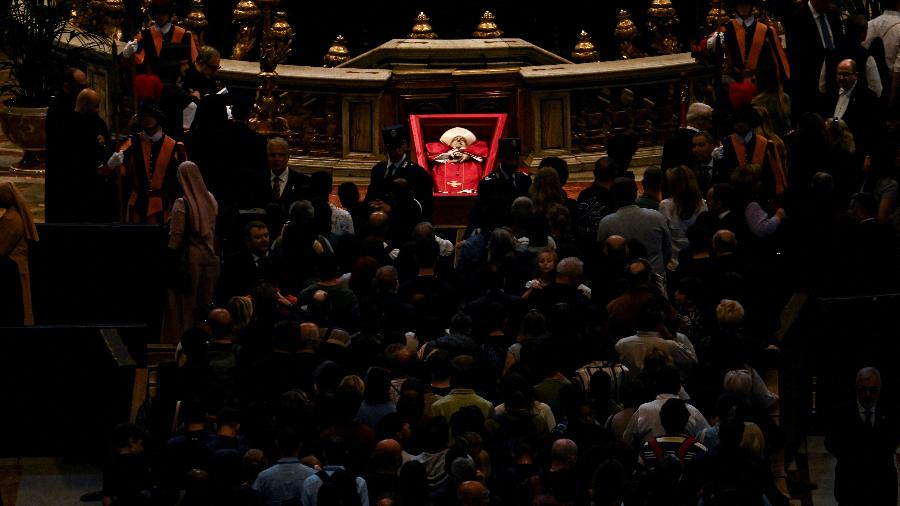 Pessoas prestam homenagem ao Papa Francisco dentro da Basílica de São Pedro, enquanto o Papa Francisco é velado, no Vaticano, em 25 de abril de 2025 - Dylan Martinez/REUTERS