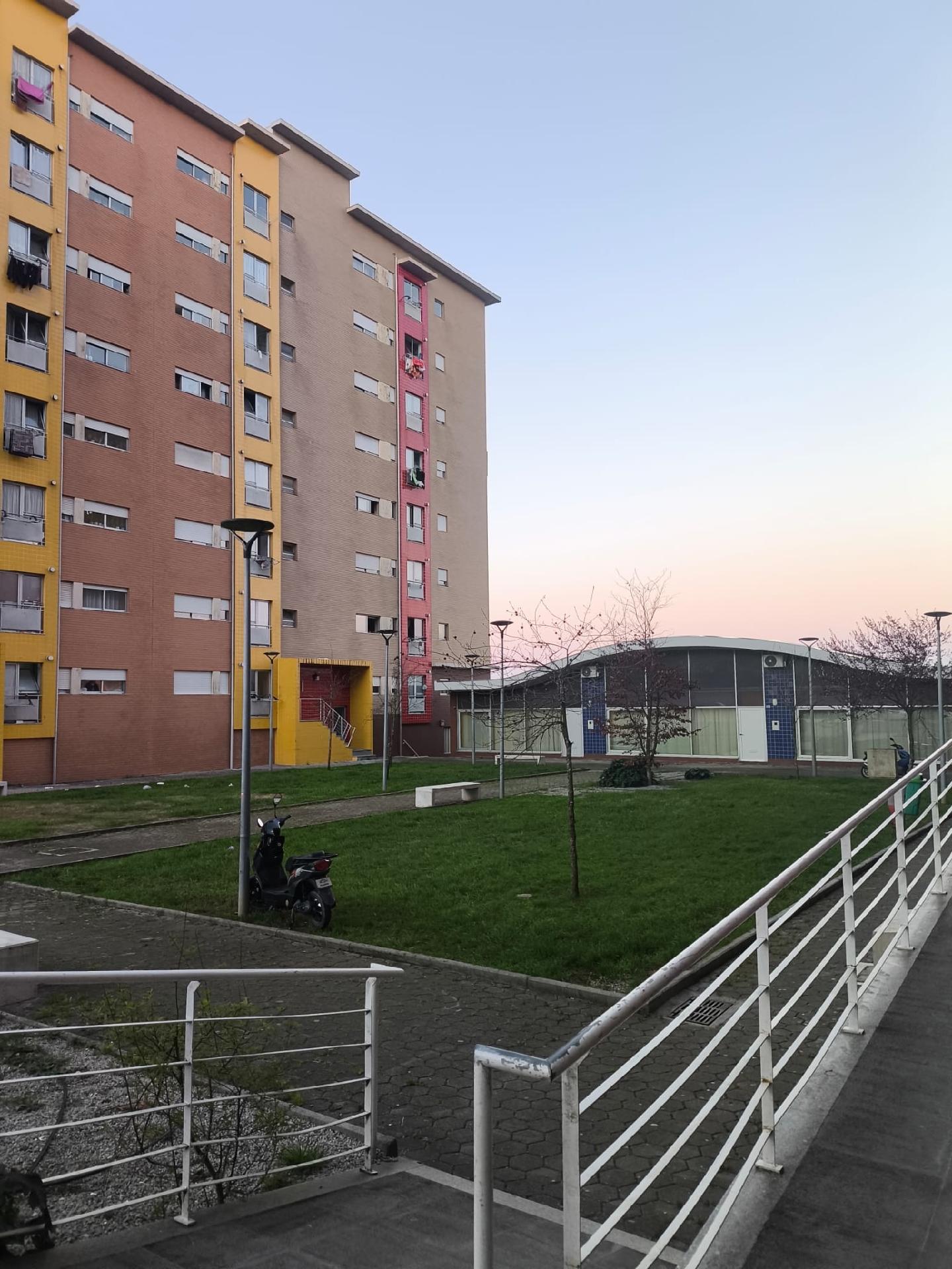 Fachada do prédio público onde mora Raquel Leal, com sua mãe, padrasto e o filho - undefined