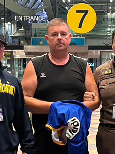 Australiano Simon Peter Carman é preso pela polícia tailandesa acusado do assassinato de adolescente Australiano Simon Peter Carman é preso pela polícia tailandesa acusado do assassinato de adolescente