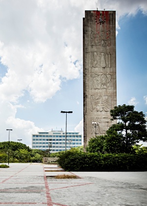 Praça do Relógio e ao fundo prédio da nova reitoria, na Cidade Universitária - Eduardo Knapp - 15.jan.2014/Folhapress