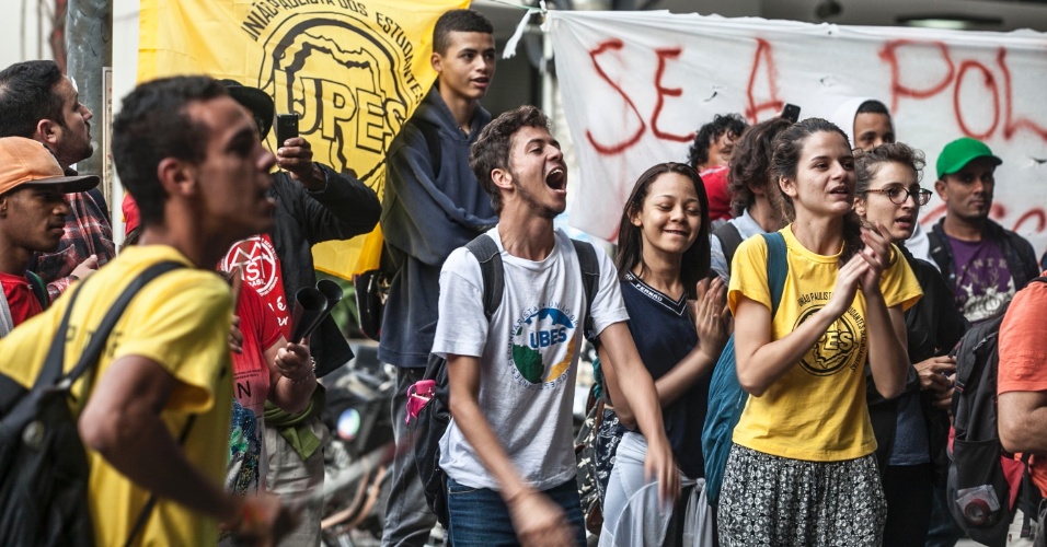 11.nov.2015 - Grupo que apoia a ocupação da escola estadual Fernão Dias faz manifestação na manhã desta quarta. Eles protestam contra a reorganização escolar da rede estadual paulista