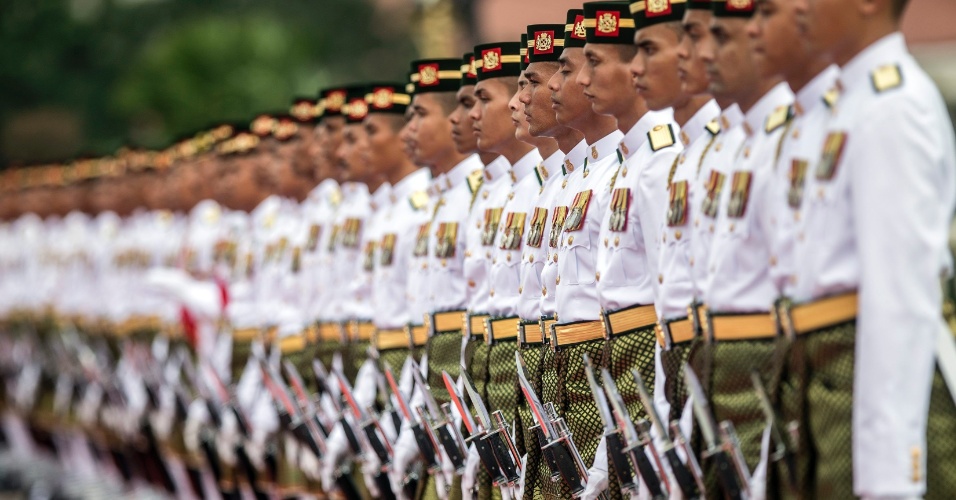 23.nov.2015 - Guarda de honra se prepara para receber o premier chinês Li Keqiang, em Putrajaya (Malásia)
