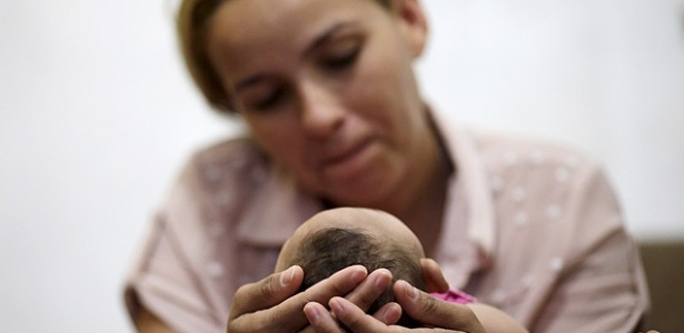 Mãe segura filha diagnosticada com microcefalia em Pernambuco - Ueslei Marcelino/Reuters