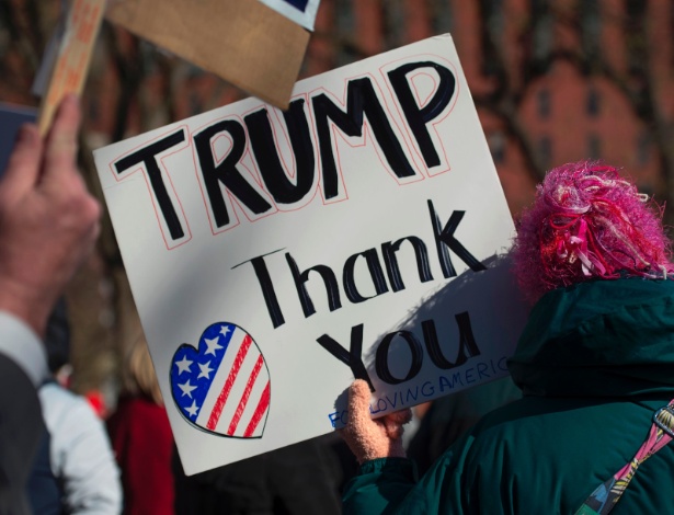 Cartaz onde se lê "Trump, obrigado" é visto durante ato de apoio ao presidente no parque Lafayette, em Washington DC - Molly Riley/AFP