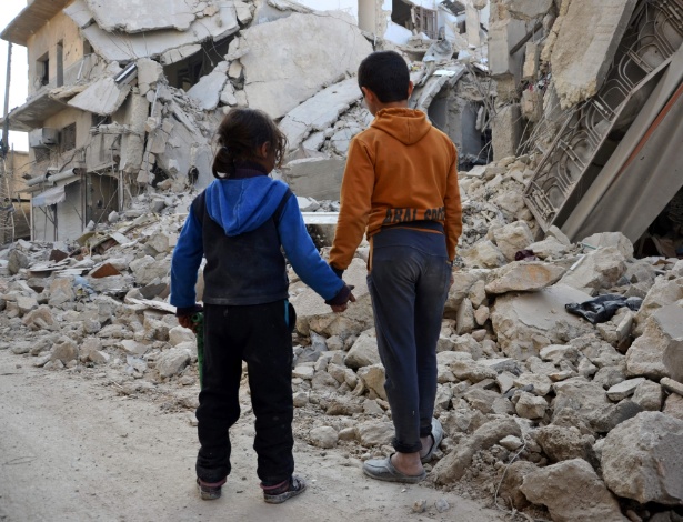 Crianças sírias observam casas em ruínas na cidade de al-Bab -  Nazeer al-Khatib/AFP Phogo