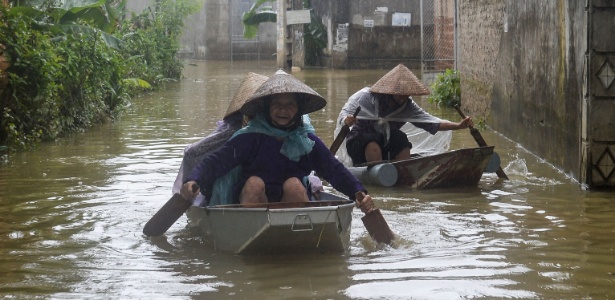 As chuvas destruíram 249 casas no país e inundaram parcialmente mais de 30 mil - Hoang Dinh Nam/AFP