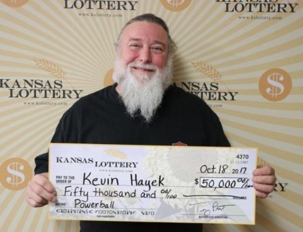 O americano Kevin Hayek encontrou o seu bilhete premiado no lixo. após o esquecer dentro de uma loja - Kansas Lottery