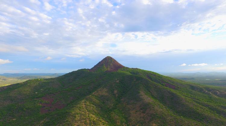 O vulcão extinto do Cabugi, em Angicos (RN), tido por alguns historiadores como primeiro ponto brasileiro observado pelos portugueses