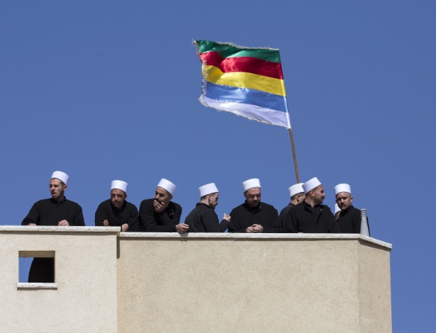 14.fev.2014 - Drusos levantam bandeira da comunidade religiosa no vilarejo de Majdal Shams, nas Colinas de Golã, ocupadas por Israel, na fronteira do país com Síria, Líbano e Jordânia - REUTERS/Baz Ratner