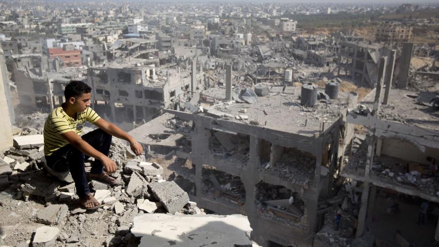 Jovem palestino observa destruição da Faixa de Gaza (Palestina), após bombardeios israelenses