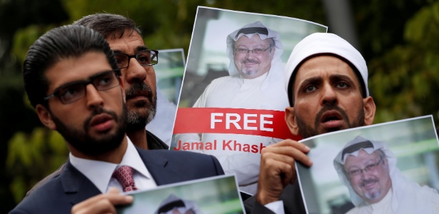 Defensores dos direitos humanos seguram foto de Jamal Khashoggi em frente ao consulado saudita em Istambul, Turquia - Murad Sezer/Reuters