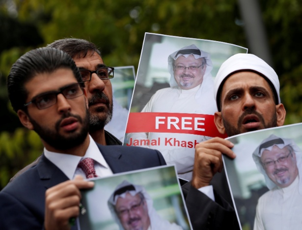 8.out.18 - Defensores dos direitos humanos seguram foto de Jamal Khashoggi em frente ao consulado saudita em Istambul, Turquia - Murad Sezer/Reuters