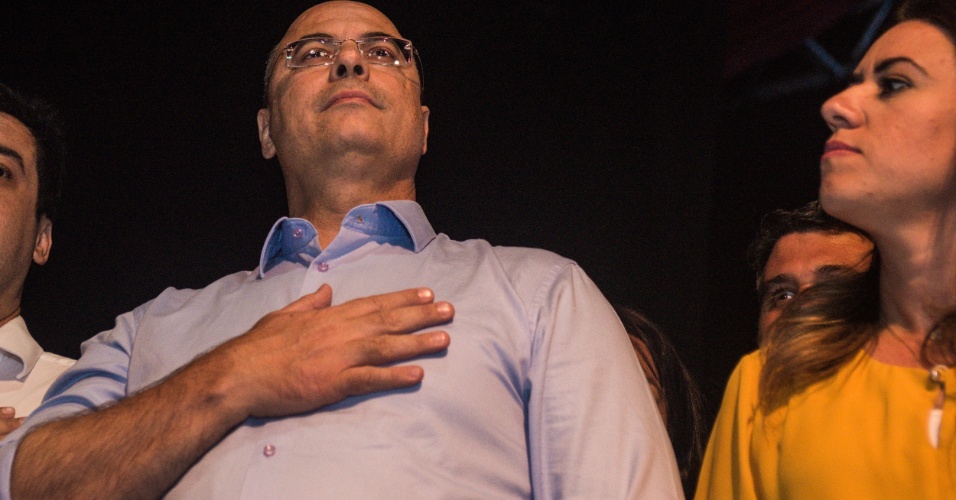 28.out.2018 - Governador eleito do Rio de Janeiro Wilson Witzel (PSC) comemora a vitória, na Barra da Tijuda, zona oeste do Rio. Witzel obteve 59,87% dos votos válidos, contra 40,13% de Eduardo Paes (DEM)