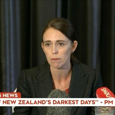 A primeira-ministra da Nova Zelândia, Jacinda Ardern, falou ao vivo na televisão depois dos ataques fatais em duas mesquitas no centro de Christchurch, Nova Zelândia - TVNZ/via REUTERS