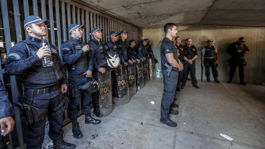 10.jul.2019 - Policiais fazem cordão de isolamento após manifestantes iniciarem um protesto na entrada do anexo dois da Câmara - Gabriela Biló/Estadão Conteúdo