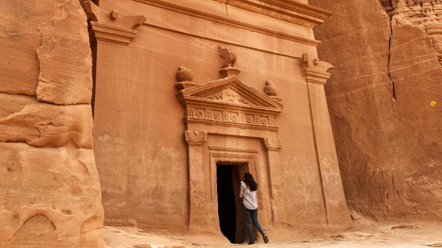 31.mar.2018 - Jornalista fotografa uma tumba em Madain Saleh, sítio arqueológico considerado patrimônio da humanidade pela Unesco - Fayez Nureldine/AFP