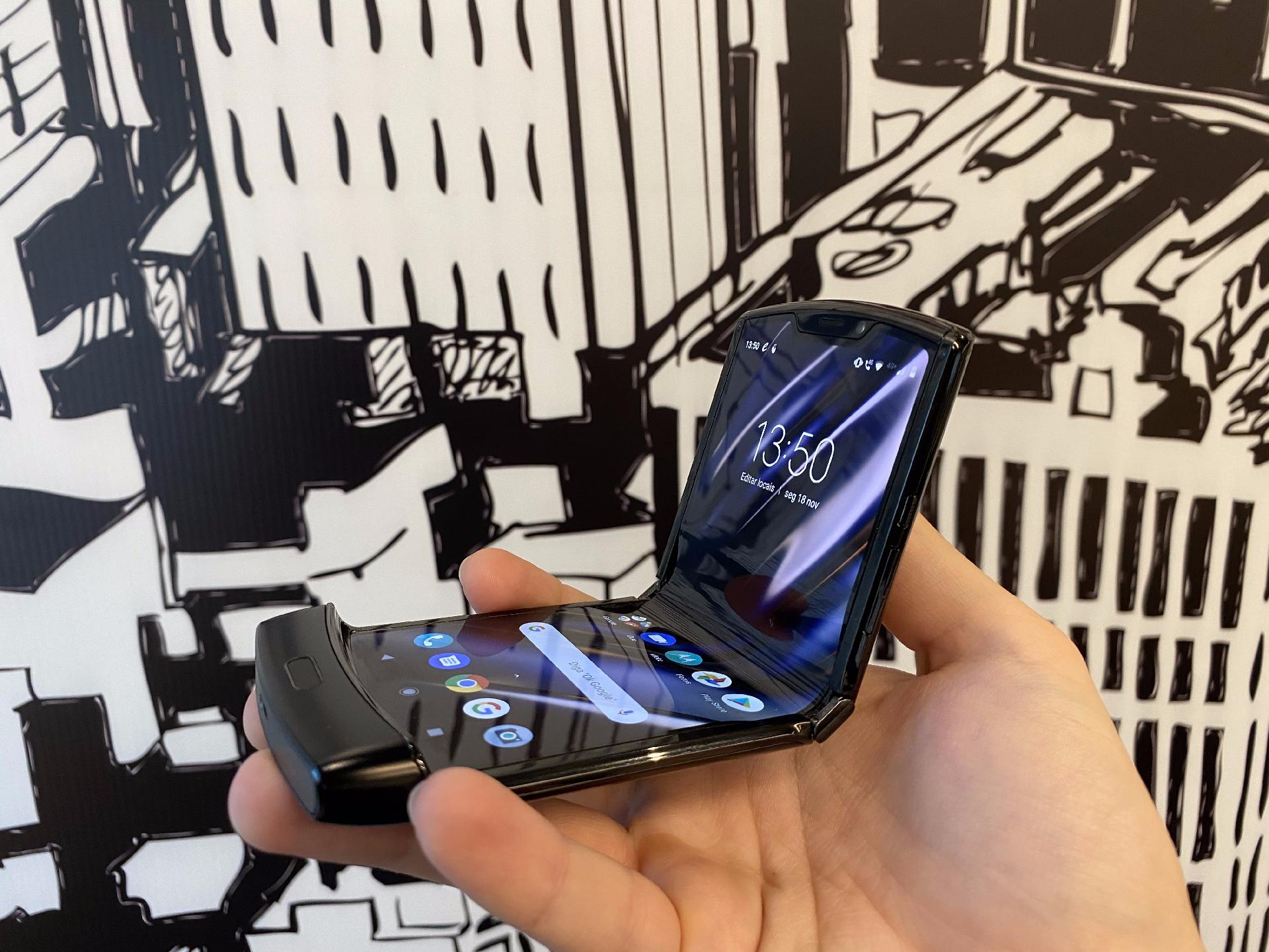 Frente do novo Motorola Razr, dobrado em 90º - Rodrigo Trindade/UOL