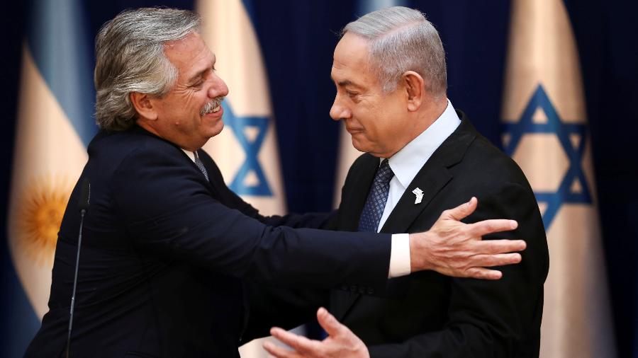 24.jan.2020 - Presidente da Argentina, Alberto Fernandez (à esq.), cumprimenta o premiê de Israel, Benjamin Netanyahu, durante encontro em Jerusalém - Oded Balilty/Reuters