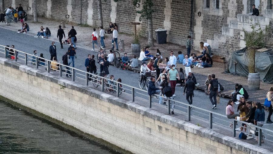 25.mai.2020 - Pessoas caminham e relaxam à beira do rio Sena, em Paris, na França - Edward Berthelot/Getty Images