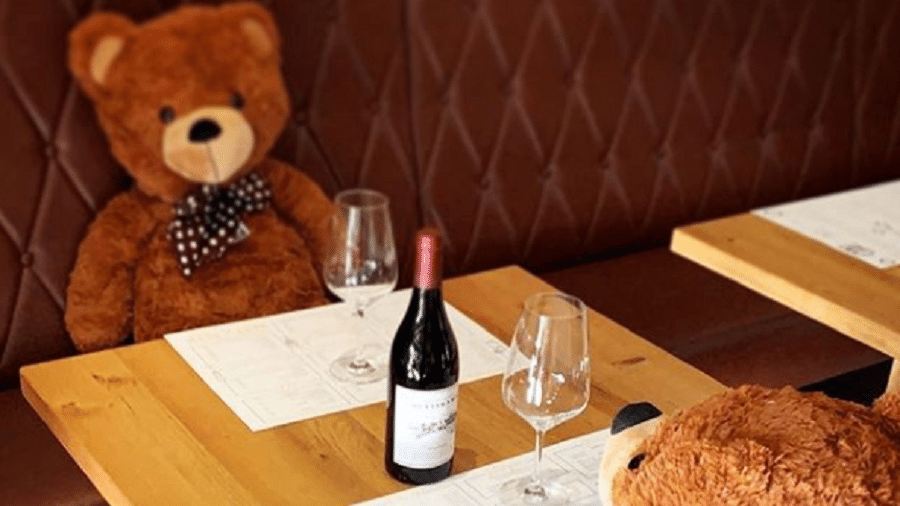 Restaurante Beef"n"Beer, na Alemanha, usa ursos de pelúcia em mesas para manter distanciamento social entre os clientes - Reprodução/Instagram