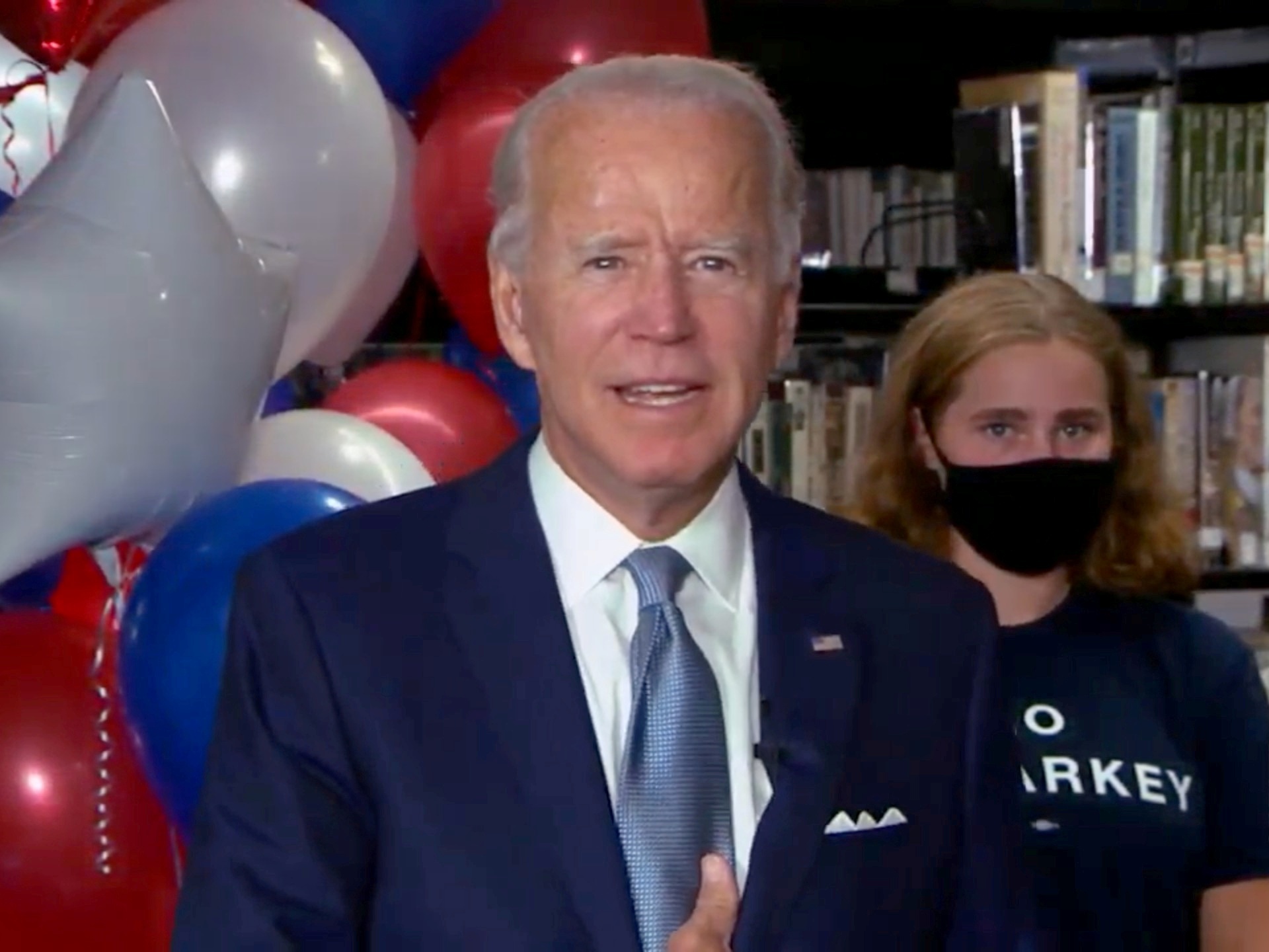 Biden promete encerrar "período de trevas" de Trump e "salvar democracia"