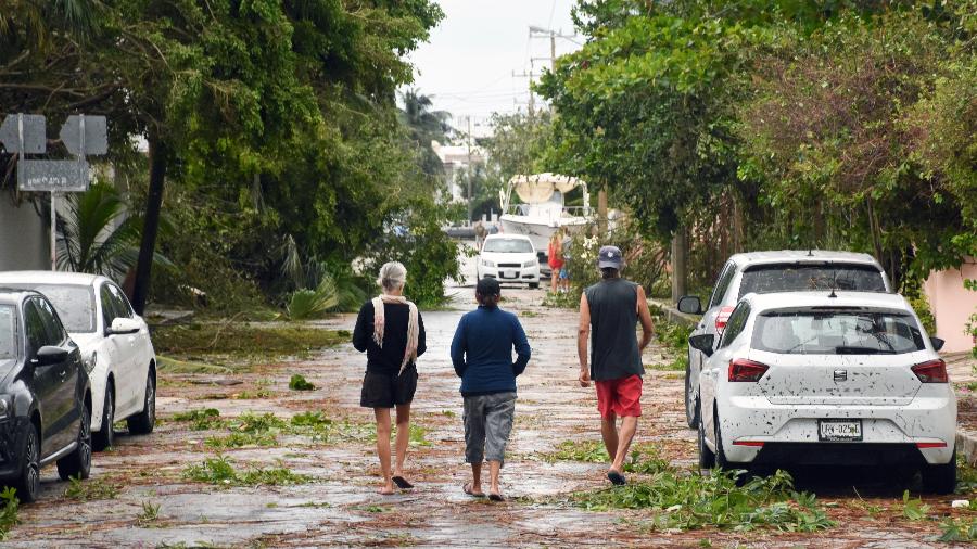 O furacão Delta passou na quinta-feira (8) pelo oeste do Golfo do México, onde destruiu árvores e linhas de energia - ELIZABETH RUIZ / AFP