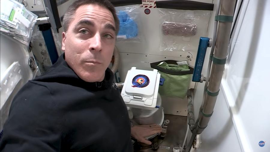 Astronauta Chris Cassidy fez um tour pelo banheiro na ISS - Reprodução/Nasa