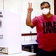 29.nov.2020 - O governador do Maranhão, Flávio Dino (?PCdoB?), votou na manhã de hoje e publicou uma foto ao lado da cabine de votação. - Reprodução/Twitter/@flaviodino