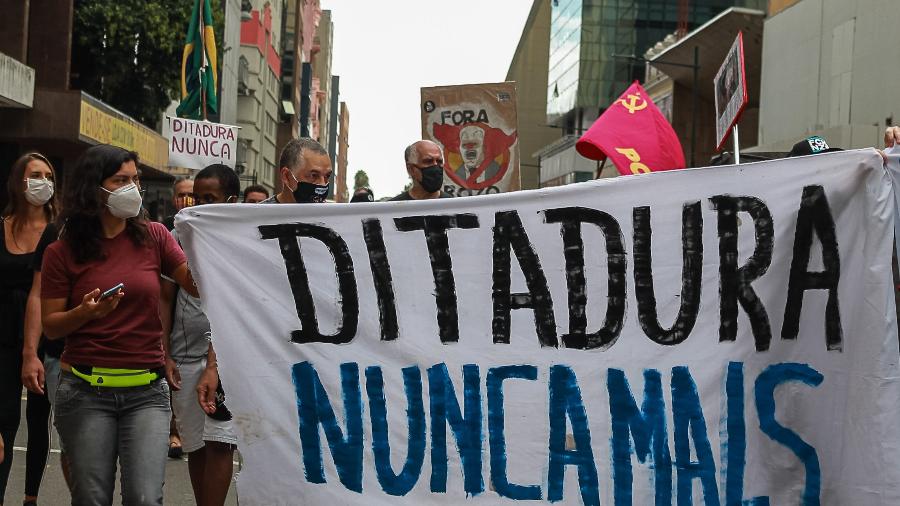 31.mar.21 - Grupo faz manifestação contra o presidente Bolsonaro, no dia do aniversário do golpe de 1964 - GUSTAVO AGUIRRE/THENEWS2/ESTADÃO CONTEÚDO