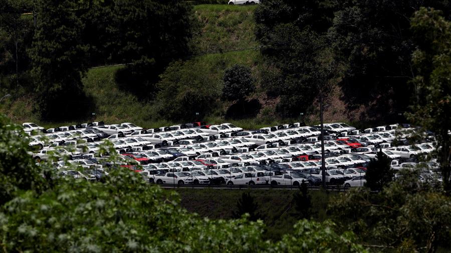 Veículos recém-produzidos em estacionamento de fábrica em São Bernardo do Campo, SP - Pulo Whitaker/Reuters