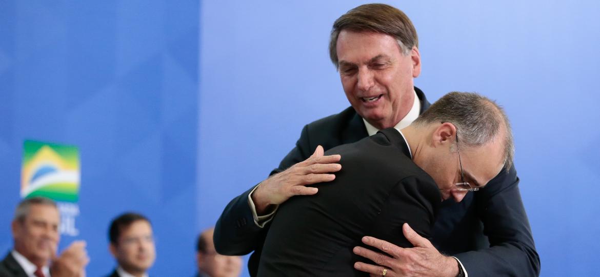 André Mendonça abraça o presidente Jair Bolsonaro (sem partido) em evento - Carolina Antunes/Presidência da República