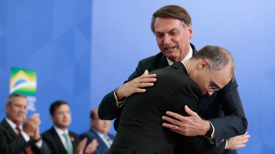 André Mendonça e Jair Bolsonaro; ex-ministro da Justiça foi aprovado pelo Senado hoje para cadeira no STF - Carolina Antunes/Presidência da República