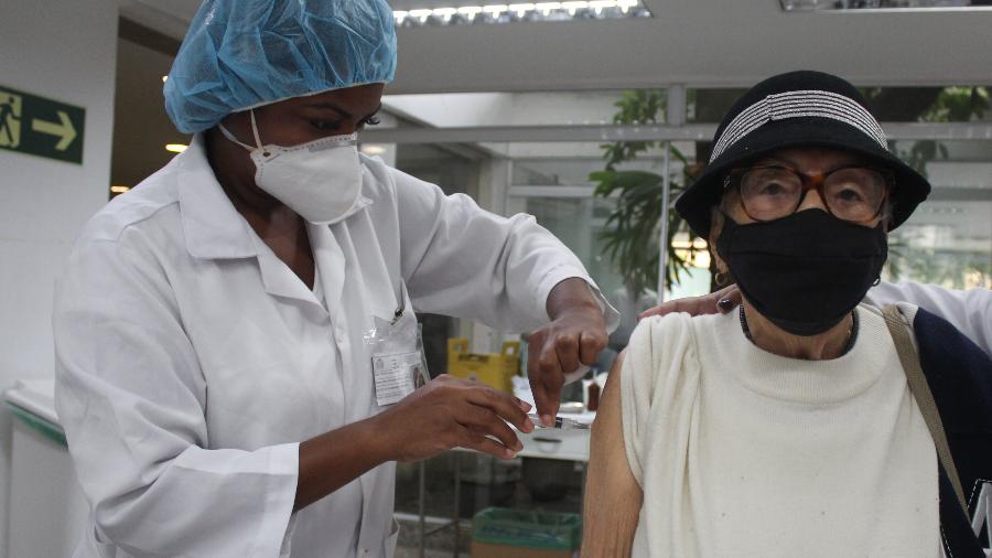 Vacinação contra a gripe no Centro Municipal de Saúde João Barros Barreto, em Copacabana, Rio - oão Gabriel Alves/Agência Enquadrar/Folhapress