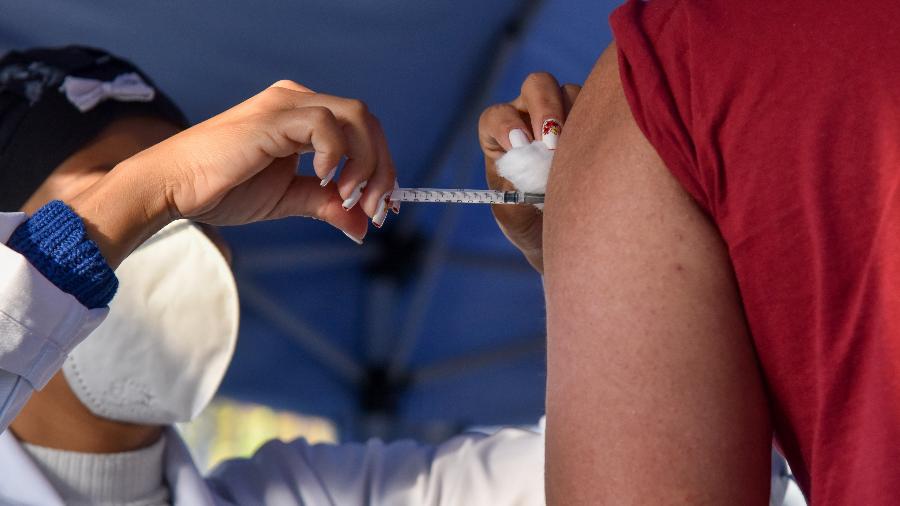 Brasil está perto de alcançar a marca de 100 milhões de pessoas com vacinação completa contra a covid-19 - ROBERTO CASIMIRO/FOTOARENA/ESTADÃO CONTEÚDO