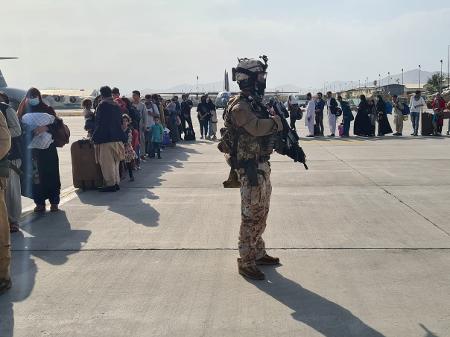 EUA reagem ao Talibã e dizem que mantêm controle do aeroporto em Cabul