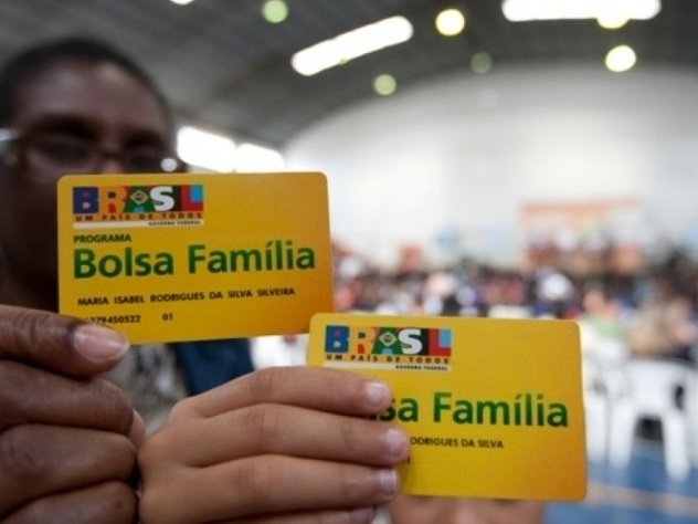 Auxílio Brasil trava e deixa 2,2 milhões em fila de espera do Bolsa Família