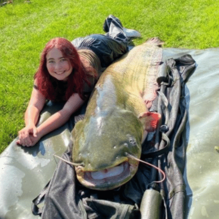 Pai de Hannah Truscott compartilhou foto da filha com peixe gigante - Reprodução/Facebook/Paul Truscott