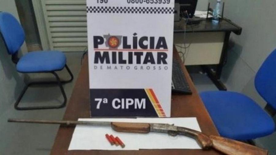 15.out.2021 - Arma usada por homem de 41 anos que tentou matar porco e atirou na própria perna em Jaciara, em Mato Grosso - Divulgação/Polícia Militar de Mato Grosso