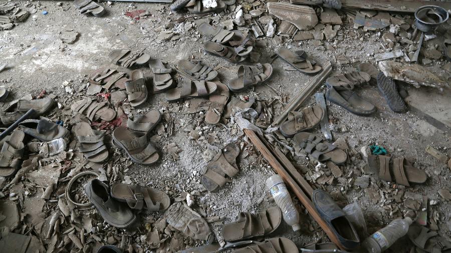 Na imagem: sapatos de mortos em massacre em Sanaã, no Iêmen - Mohammed Hamoud / Getty Images