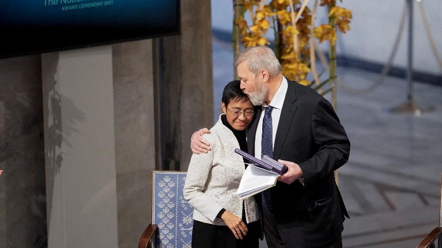 Maria Ressa e Dmitri Muratov se abraçam durante entrega do Prêmio Nobel da Paz em Oslo, na Noruega - NTB/via REUTERS