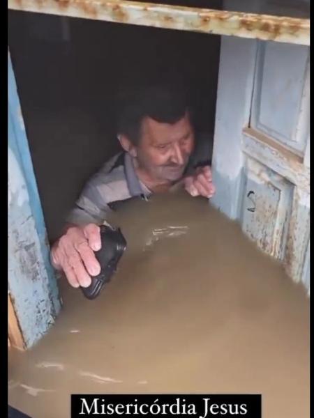 Homem é resgatado com água no peito em Itabuna (BA) após inundações - Reprodução/ Twitter