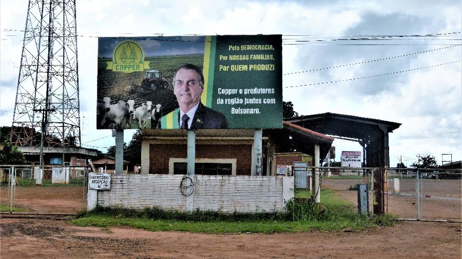 Outdoor com foto e nome de Bolsonaro instalado numa cooperativa de produtores rurais em Paraíso das Águas (MS) - Rubens Valente / UOL