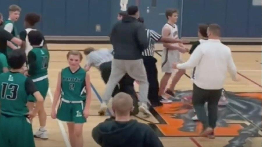 Pai de aluno supostamente empurrou o árbitro para o chão durante briga em jogo de basquete  - Reprodução/Redes Sociais