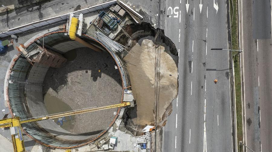 Imagem de fevereiro feita com drone de buraco na Marginal Pinheiros provocado por obra do metro na linha laranja do Metrô - Eduardo Knapp/ Folhapress