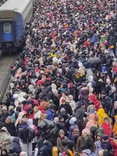 Centenas de pessoas aparecem amontoadas na estação ferroviária - Reprodução/UOL