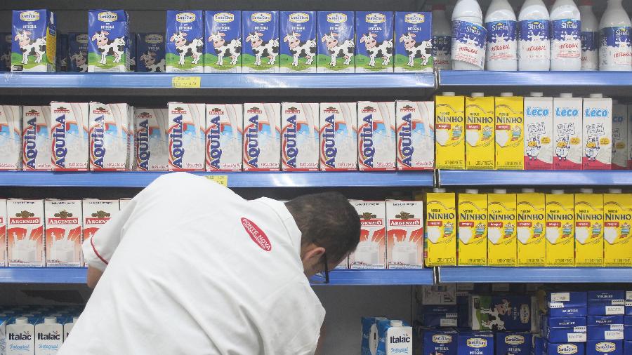 Supermercado em Guarulhos, na Grande São Paulo, vende soro de leite ao lado do leite longa vida - Mateus Fernandes/Agência Mural