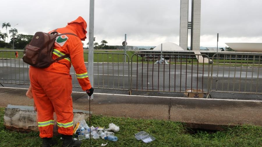 Funcionário trabalha na limpeza após um dia de ataques a prédios públicos em Brasília - Vinicius Nunes/UOL