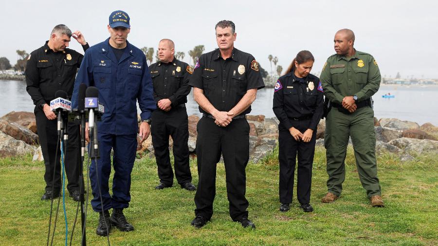 12.mar.2023 - Representantes da Guarda Costeira dos EUA, Patrulha de Fronteira dos EUA e salva-vidas de San Diego falam com a imprensa depois que dois barcos de pesca viraram na costa de San Diego, Califórnia, EUA - REUTERS/Sandy Huffaker