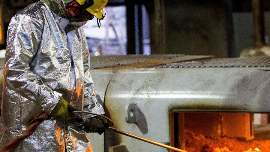 Funcionário trabalha no alto-forno da siderúrgica Usiminas, em Ipatinga