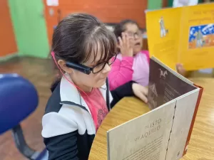 Óculos com IA ajudam crianças cegas a ler: 'incrível esse troço'